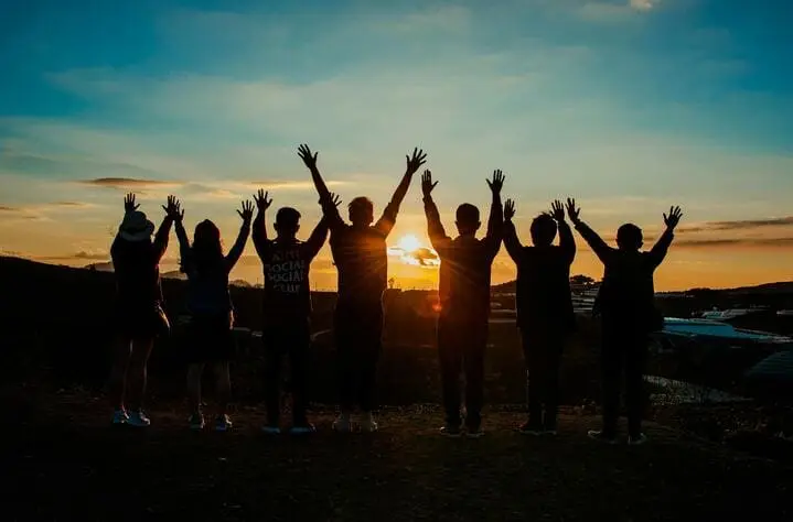 viajes-en-grupo-para-gente-sola-siluetas-atardecer