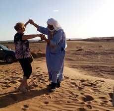 viajes-a-marruecos-desierto-para-mujeres-con-bereber-bailando